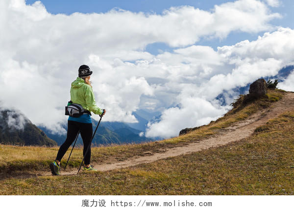 女人远足者秋季性质的美丽的山风景徒步旅行努力克服困难
